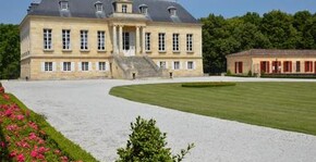 Château La Louvière - Le domaine et la cour 