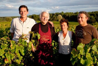 La famille Fleury dans les vignes